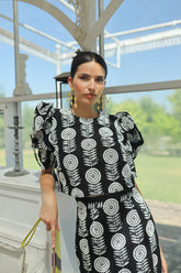 camisa-fajar-top-mangas-abullonadas-invitada-boda-elegante-estampado-blanco-y-negro